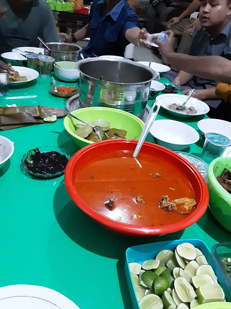 di rumah pak Bakri. Juara bakso & gulai ayam