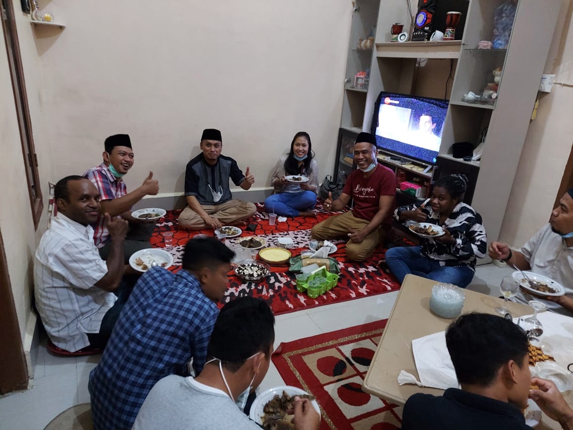 di rumah Pak Darwis. Konro bikin nambah