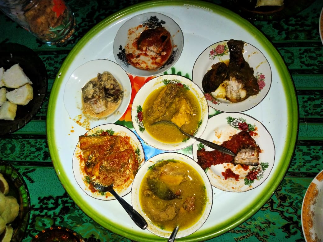 di rumah pak Faisal. Macam RM Padang