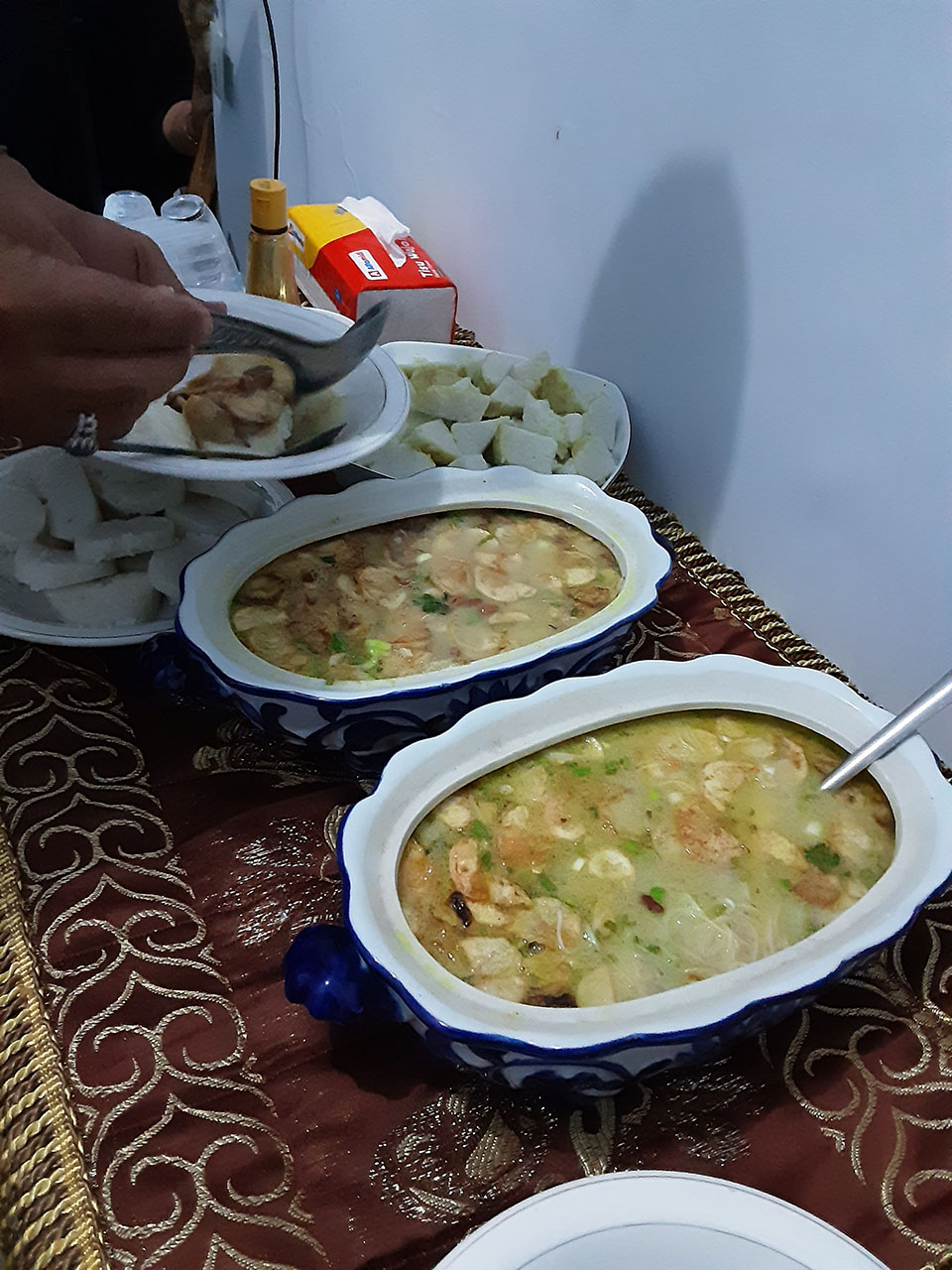 di rumah bu Hartati. Soto ayam andalanG Wajo