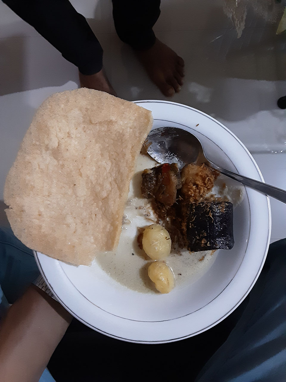 di rumah bu Suriani. Ada lontong ketan hitam